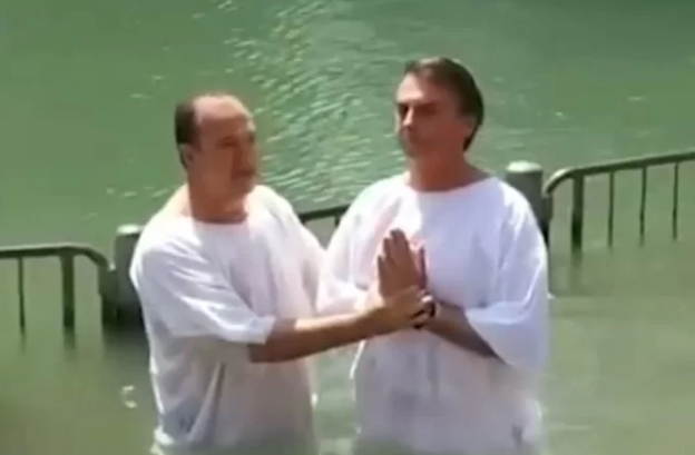 Jair Bolsonaro em seu batismo no Rio Jordão, ocorrido em 2016