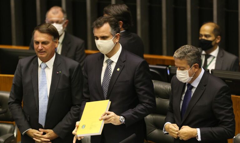 Presidente Jair Bolsonaro ao lado do presidente do Senado, Rodrigo Pacheco, e do presidente da Camara, Arthur Lira, durante sessão de abertura do ano legislativo.