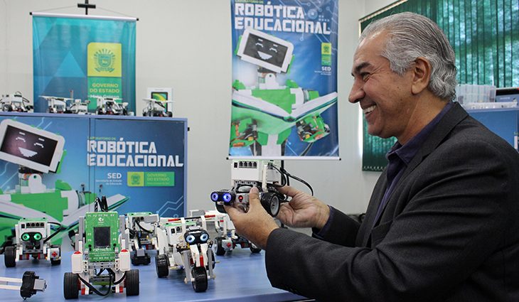 Governador Reinaldo Azambuja entregou 116 conjuntos de robótica a escolas de tempo integral.