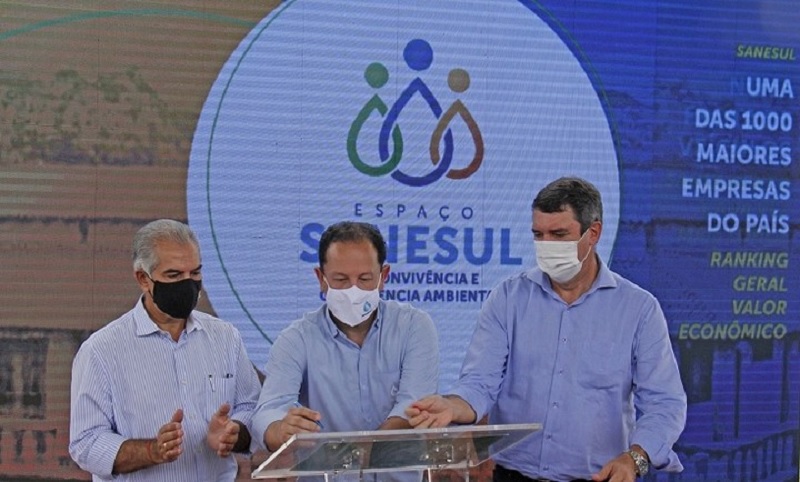 O governador Reinaldo Azambuja (PSDB), o ex-presidente da Sanesul (Empresa de Saneamento de Mato Grosso do Sul), Walter Carneiro Júnior e o o ex-secretário de Estado de Infraestrutura, Eduardo Riedel.