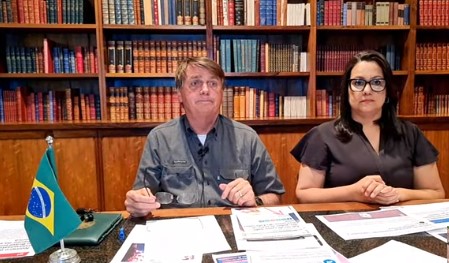 O presidente Jair Bolsonaro durante transmissão ao vivo nas redes sociais