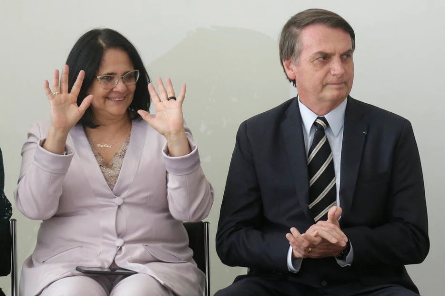 Damares e Bolsonaro celebram veto da Comissão de Anistia a indenização a Dilma.