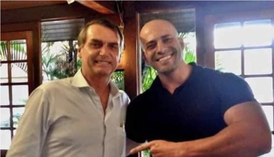 Bolsonaro editou decreto para perdoar deputado Daniel Silveira após condenação pelo STF.