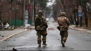 Autoridades ucranianas alegam que os corpos de ao menos 410 civis foram encontrados em áreas próximas à capital do país, Kiev