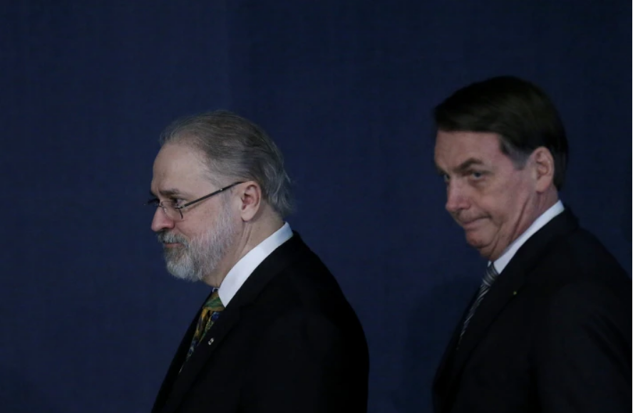 Aras diz que não acionou STF para 'emitir juízo final' e insiste que inquérito contra Bolsonaro seja arquivado.