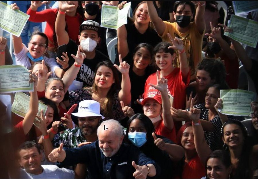 Ex-presidente tirou fotos com moradores e cartazes do título de eleitor. Prazo para fazer o documento pela primeira vez vai até 4 de maio