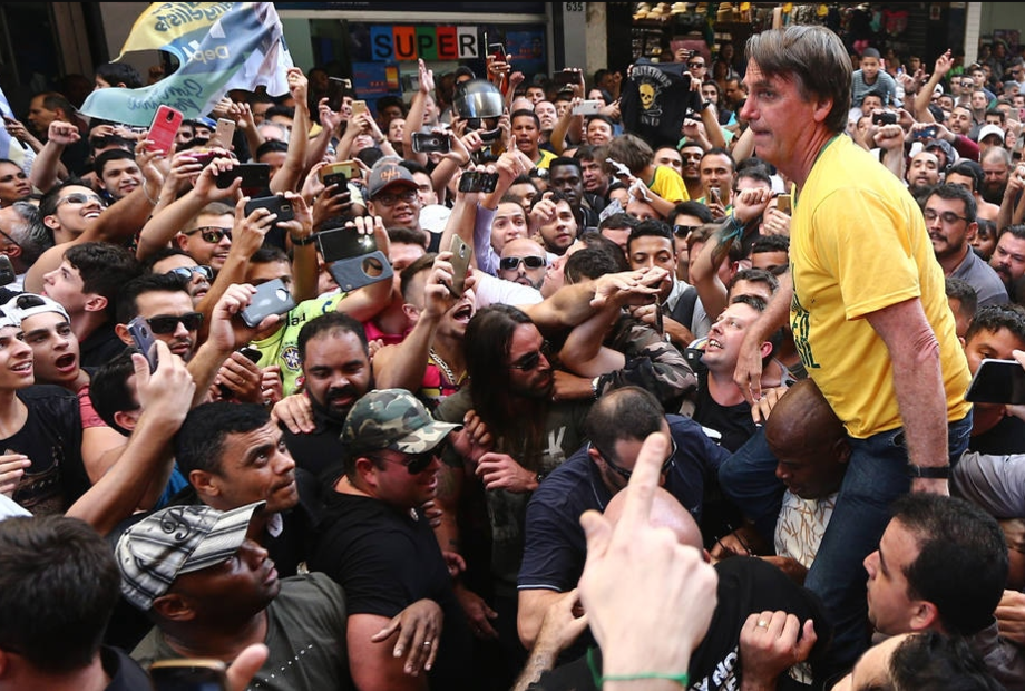O então candidato Jair Bolsonaro era carregado por apoiadores em Juiz de Fora, em Minas Gerais, quando foi esfaqueado