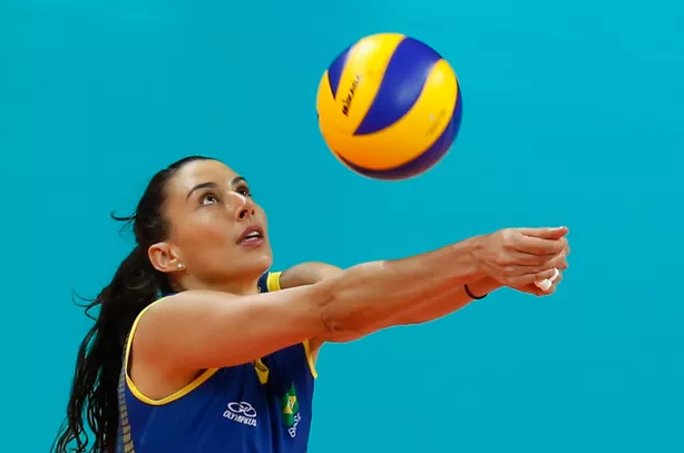 Sheilla anunciou sua aposentaria das quadras neste sábado (09).