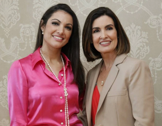 Fátima Bernardes e Patrícia Poeta durante coletiva em um hotel em Copacabana, na zona sul do Rio de Janeiro, em dezembro de 2011, durante o anúncio da substituição de Fátima por Patrícia como âncora do Jornal Nacional