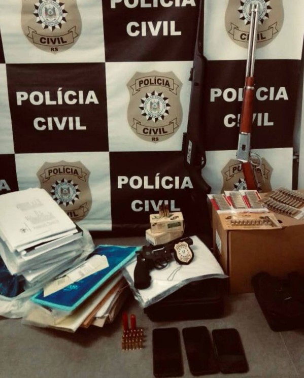 A Polícia Civil apreendeu documentos e armas na casa do principal suspeito por aplicar o golpe no idoso ex-milhionário