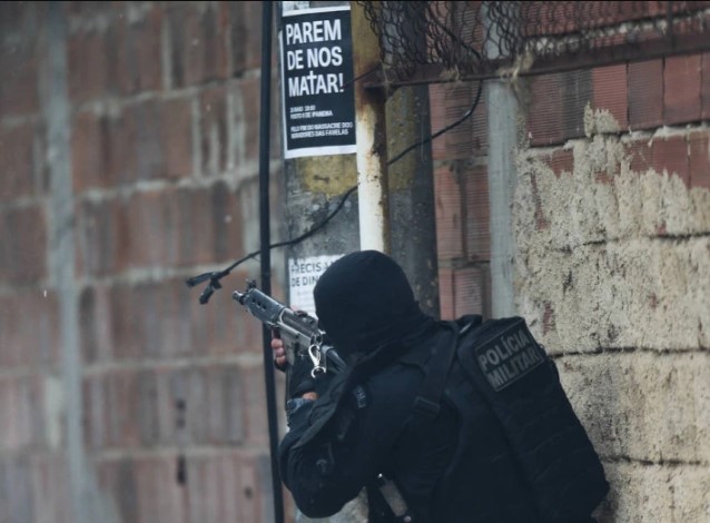 Movimentação de policiais militares durante operação no Rio de Janeiro