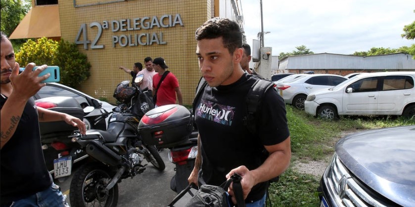 O vereador da cidade do Rio de Janeiro, Gabriel Monteiro (PL), deixaando a 42ª Delegacia de Policia, no Recreio dos Bandeirantes, zona oeste do Rio, apos prestar depoimento no dia 07 de abril