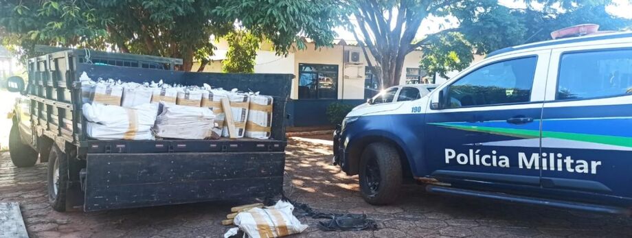 Diante dos fatos os policiais saíram em acompanhamento tático, porém o condutor abandonou o veículo e correu para o lado paraguaio, não sendo possível sua localização
