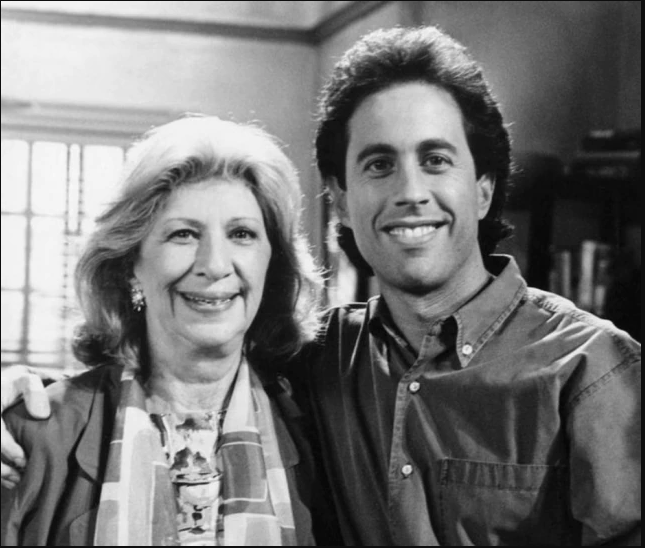 Liz Sheridan como Helen Seinfeld, ao lado do seu filho Jerry