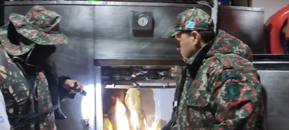 No Rio Taquari, na região conhecida como Barranqueira, Policiais Militares Ambientais de Coxim retiraram duas redes de pesca que estavam armadas
