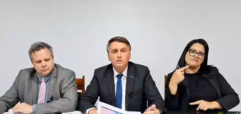 Bolsonaro em transmissão ao vivo nas redes sociais.