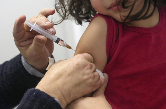 Cai cobertura de vacinas obrigatórias para crianças e risco de surtos cresce