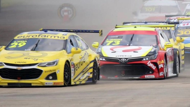 Pilotos da Stock Car durante a 1a prova da 3a etapa do GP Galeão neste domingo, 10, no Circuito Caca Bueno, montado no aeroporto internacional Tom Jobim, o Galeão