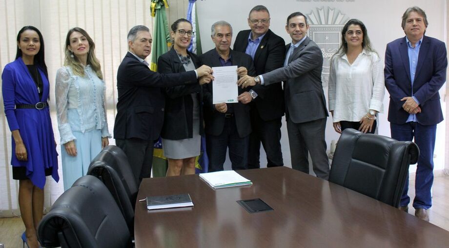 No ato de assinatura estiveram presentes também o secretário de Justiça e Segurança Pública, Antônio Carlos Videira, o delegado geral da Polícia Civil, Roberto Gurgel
