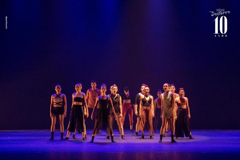 A companhia, que vem atuando desde 2017, apresentará as coreografias Reminescência, Decurso, Até o fim, Reticências e Revoada, todos coreografados por Paulo Oliveira