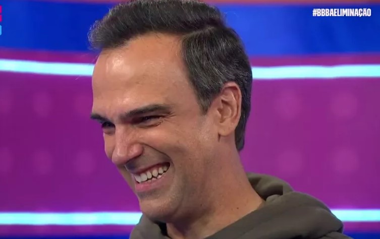 O apresentador Tadeu Schmidt se emocionou