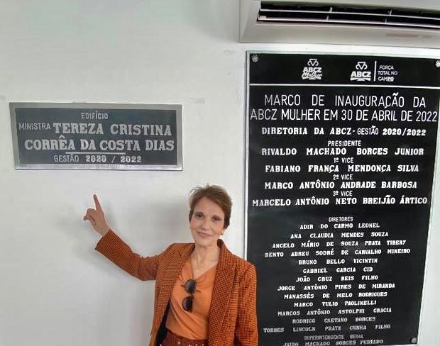 Ex-ministra da Agricultura ao lado de placa com o seu nome no prédio inaugurado pela ABCZ, em Uberaba (MG)