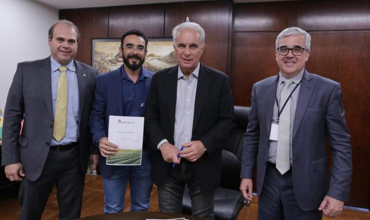 No contexto da agricultura sul-mato-grossense, que tiveram quedas sequenciais de produção e produtividade, devido a estiagens nas últimas safras de soja e milho, foram apresentadas ao ministro a necessidade da aprovação da PLN1, que tramita no Congresso