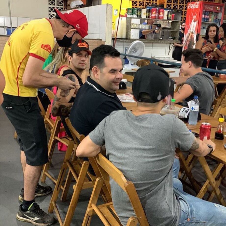 Luan Santana jantando na Feira Central de Campo Grande