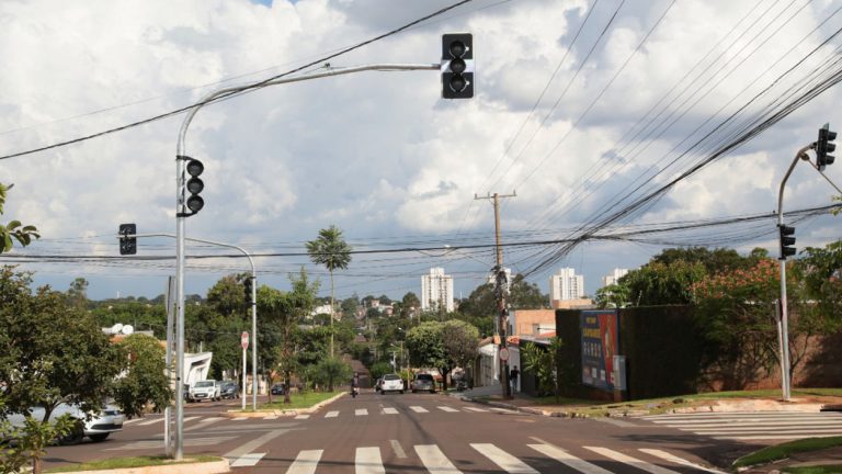 A previsão é de que os semáforos sejam ativados ainda nesse final de semana para aumentar a capacidade dos veículos de trafegarem nas vias