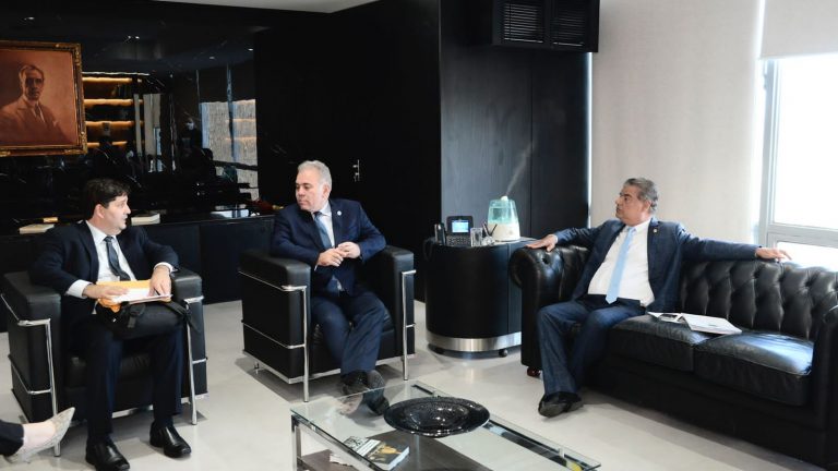 Reunião que tratou de investimentos para saúde da Capital