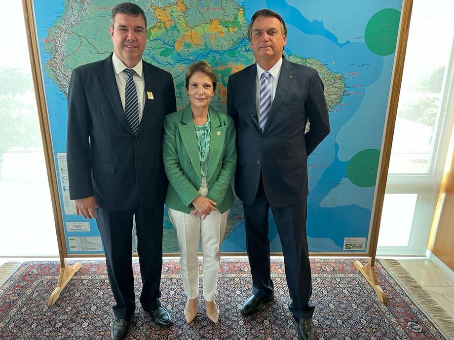 O pré-candidato do PSDB ao governo de MS, Eduardo Riedel, Tereza Cristina (candidata ao Senado) e o presidente Jair Bolsonaro.
