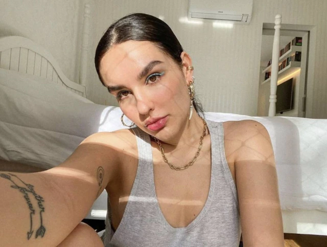 Kéfera reativa canal no YouTube para anunciar nova peça de teatro