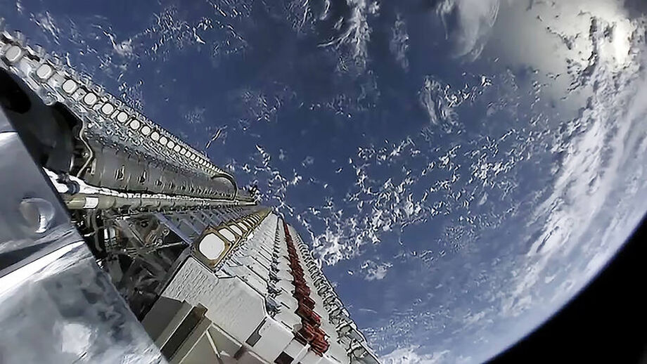 Starlink é a empresa de satélites de Musk; satélites são de órbita baixa e, segundo a empresa, diminuem o tempo de envio e recepção de dados entre utilizador e satélite.