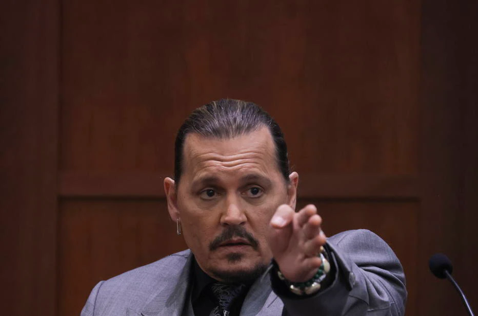 O ator Johnny Depp durante depoimento em caso de difamação