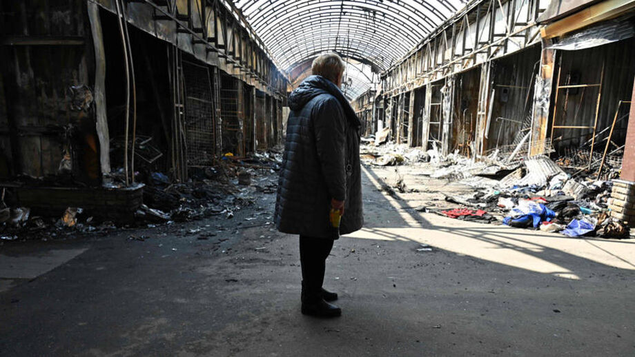 Mulher observa estragos em mercado local após recente bombardeio nos arredores do norte de Kharkiv, na Ucrânia