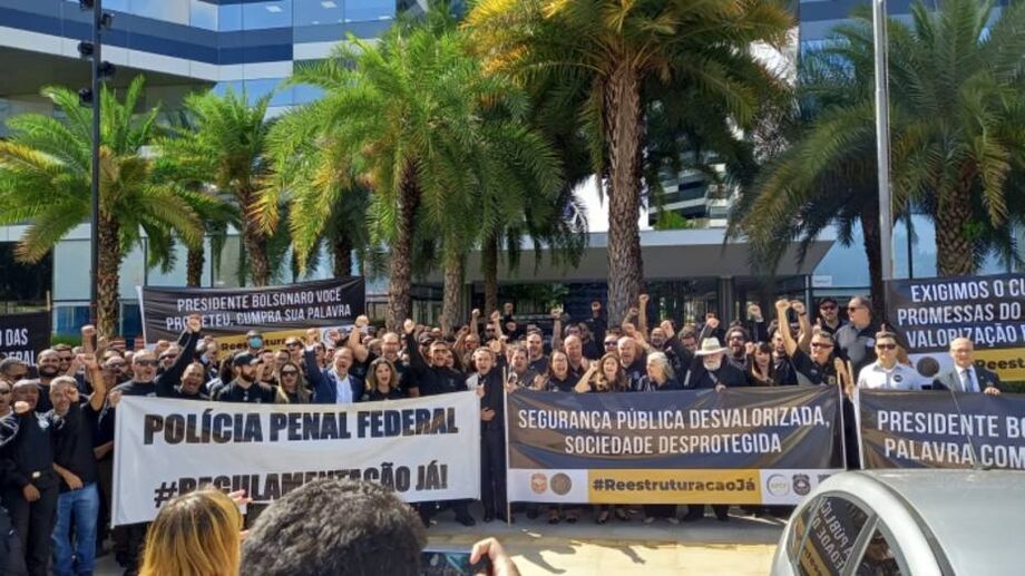 Mobilização de integrantes da PF em frente ao prédio da corporação em Brasília.