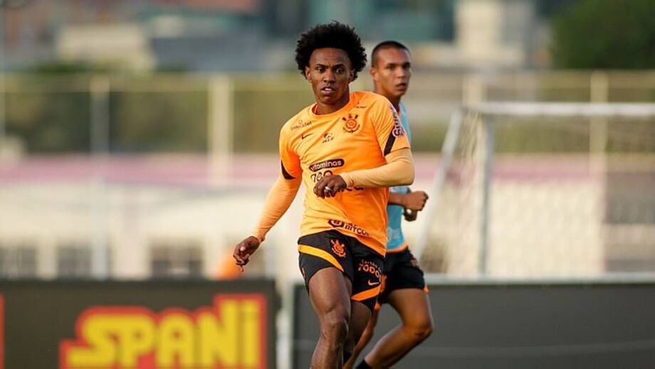 Willian em ação durante treinamento do Corinthians no CT Joaquim Grava.