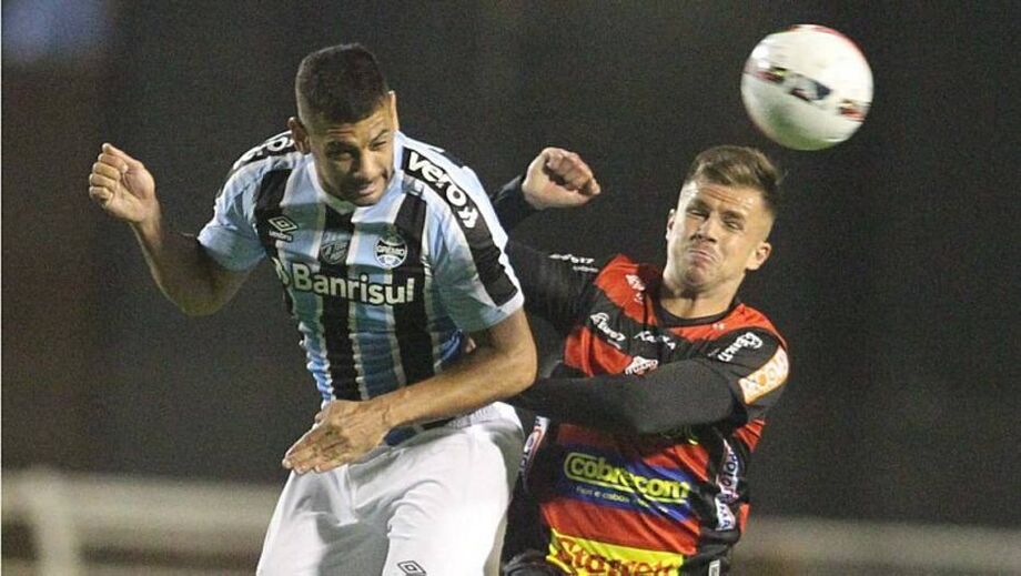 Grêmio joga mal, leva gol no fim do Ituano e fica fora do G-4 na Série B