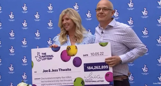 O casal britânico Joe e Jess Thwaite ganhou 184 milhões de libras na loteria europeia.