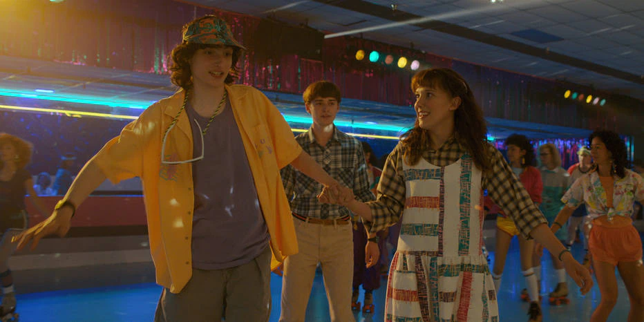 Finn Wolfhard (Mike Wheeler), Noah Schnapp (Will Byers) e Millie Bobby Brown (Eleven) na 4ª temporada de 'Stranger Things'