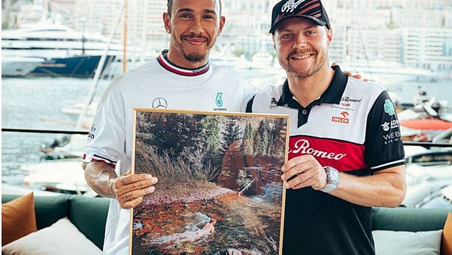 Hamilton ganha presente de Bottas antes do GP de Mônaco