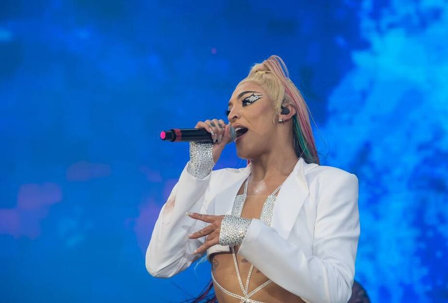 A cantora Pabblo Vittar durante o Lollapalooza São Palo em março de 2022.
