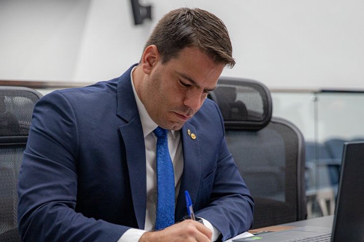 O Projeto de Lei 22/2022 é assinado pelo deputado Capitão Contar.