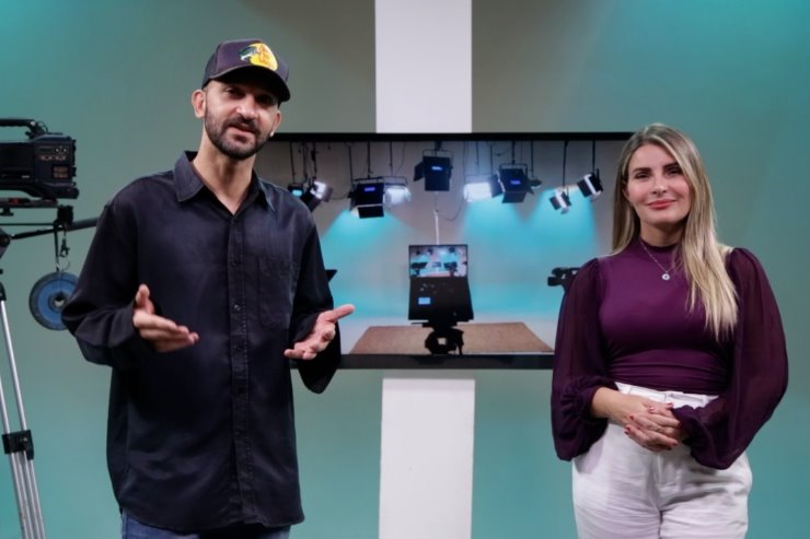 Trabalhando próximo à TV, a Rádio Assembleia produz boletins informativos, faz a cobertura ao vivo das sessões plenárias, entrevista parlamentares e profissionais de destaque no estado e claro, toca muita música regional durante toda a programação