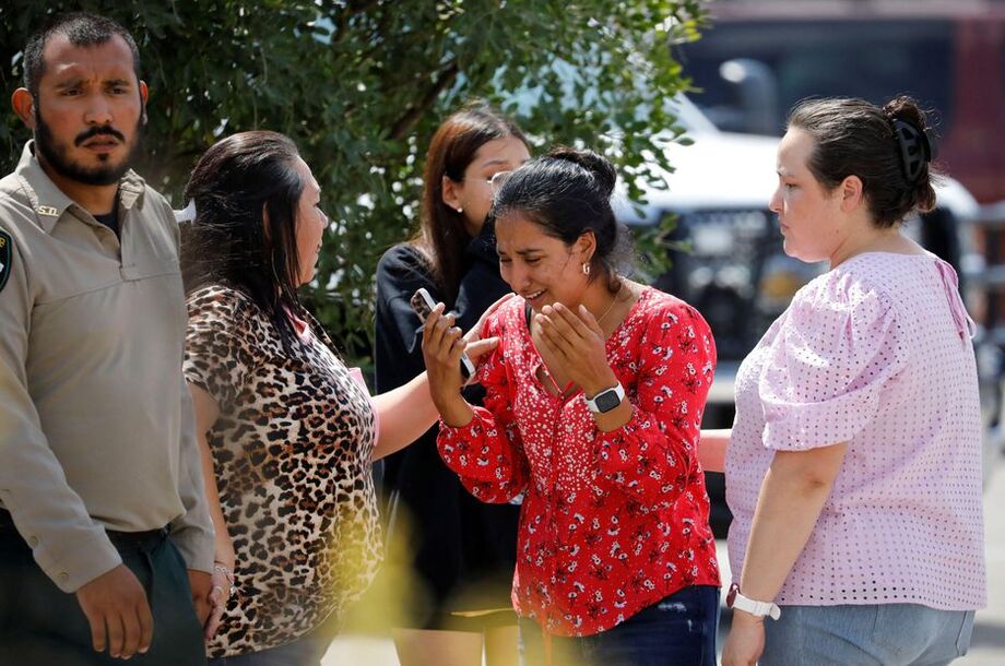 Mulher reage fora do centro cívico de Uvalde, nos EUA, após ataque a tiros matar 14 crianças e 1 professor em escola infantil nesta terça-feira, 24 Foto: Marco Bello / Reuters