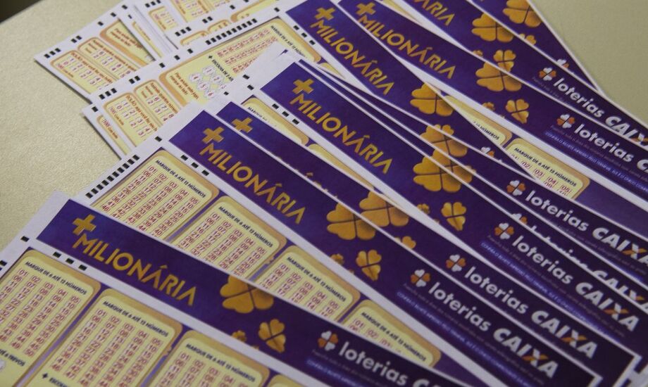 Foram sorteadas as seguintes dezenas: 23 44 01 07 03 15, e dois trevos: 4 e 2