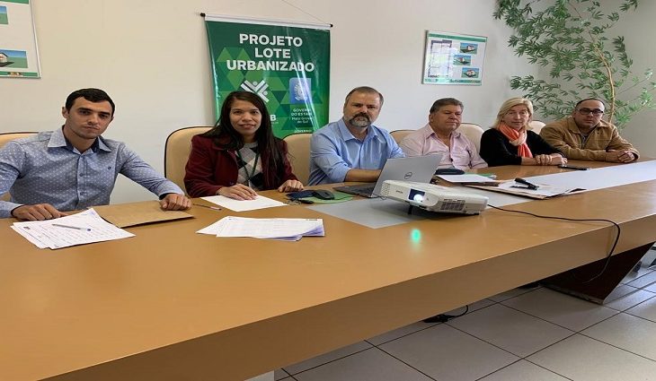Cada residência possui 44,42m² de área construída, sendo dois quartos, sala, cozinha, banheiro e lavanderia, além de toda a infraestrutura