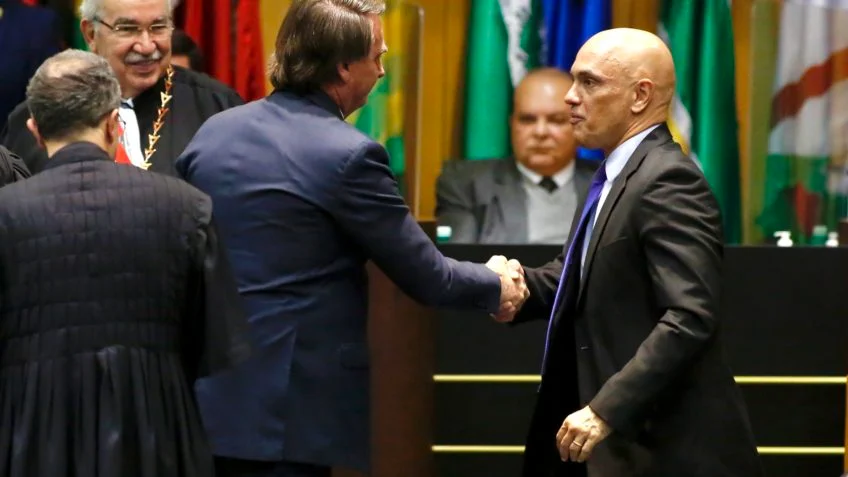 O presidente Jair Bolsonaro (PL) e o ministro do STF Alexandre de Moraes se cumprimentaram durante posse do TST, na 5ª feira.
