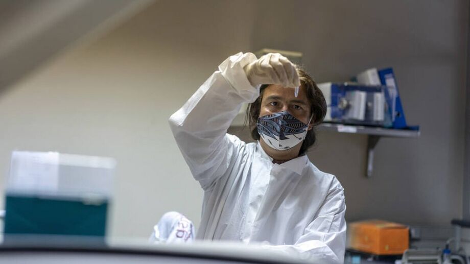 Oliveira foi indicado ao lado do virologista do Zimbabwe Sikhulile Moyo, diretor do laboratório de Referência de HIV de Botswana-Harvard, também responsável pela identificação da variante Ômicron.