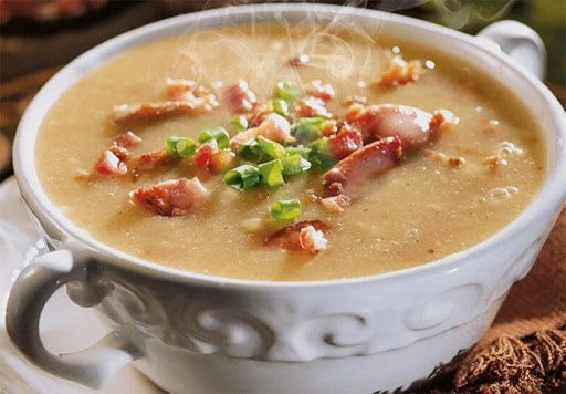 Aprenda a fazer um caldo de mandioca com bacon pra aquecer nesse tempinho
